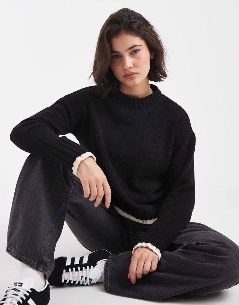 Vero Moda - Pullover in Schwarz mit Rundhalsausschnitt und Kontrastbesatz am Saum von Vero Moda