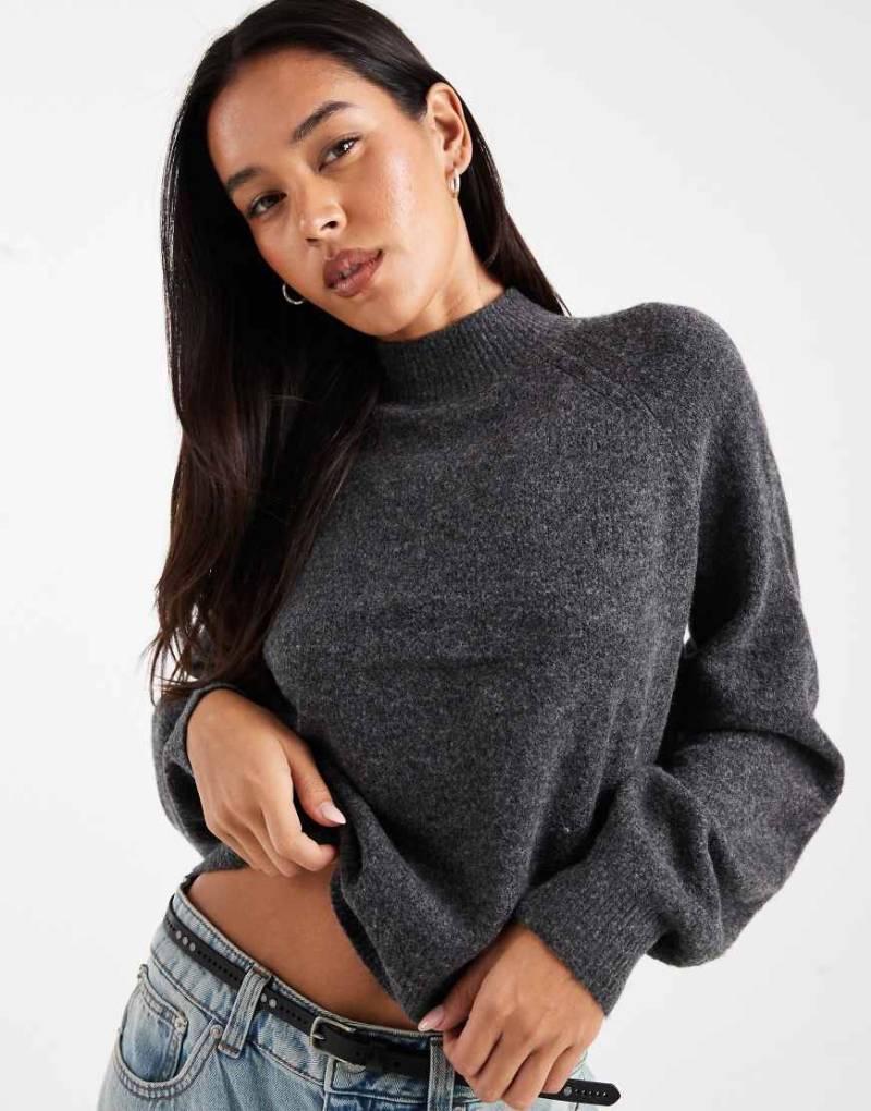 Vero Moda - Pullover in meliertem Dunkelgrau mit Trichterkragen und voluminösen Ärmeln von Vero Moda