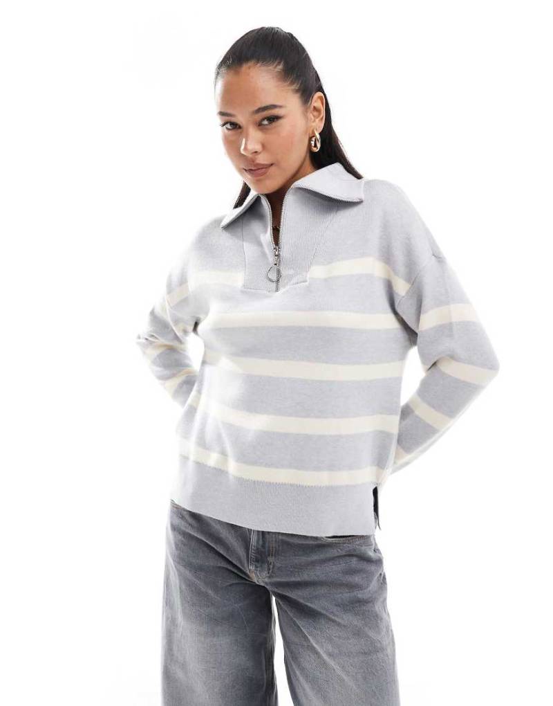 Vero Moda - Pullover mit Reißverschluss in Hellgrau mit Streifen in Creme von Vero Moda