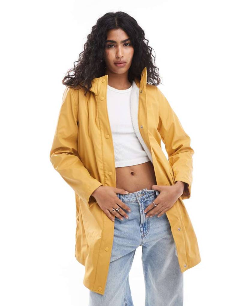 Vero Moda - Regen-Trenchcoat in Gelb mit Teddyfutter von Vero Moda