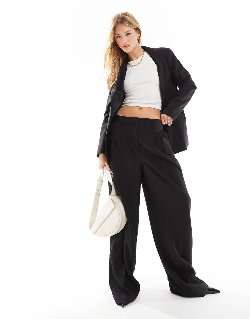 Vero Moda - Rita - Elegante Dad-Hose in Schwarz mit weitem Bein, Kombiteil Vero Moda - Rita - Elegante Dad-Hose in Schwarz mit weitem Bein, Kombiteil von Vero Moda