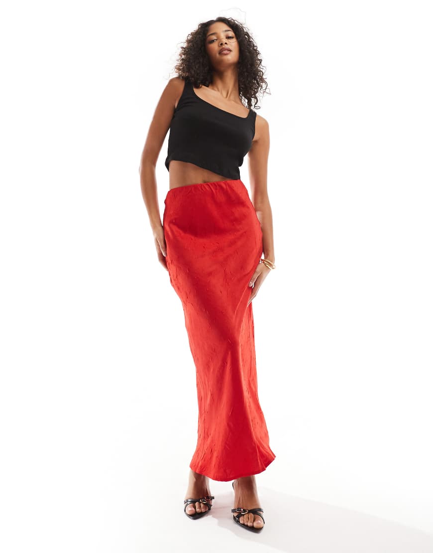 Vero Moda - Satin-Maxirock in Salsa-Rot mit Knitterstruktur Vero Moda - Satin-Maxirock in Salsa-Rot mit Knitterstruktur von Vero Moda