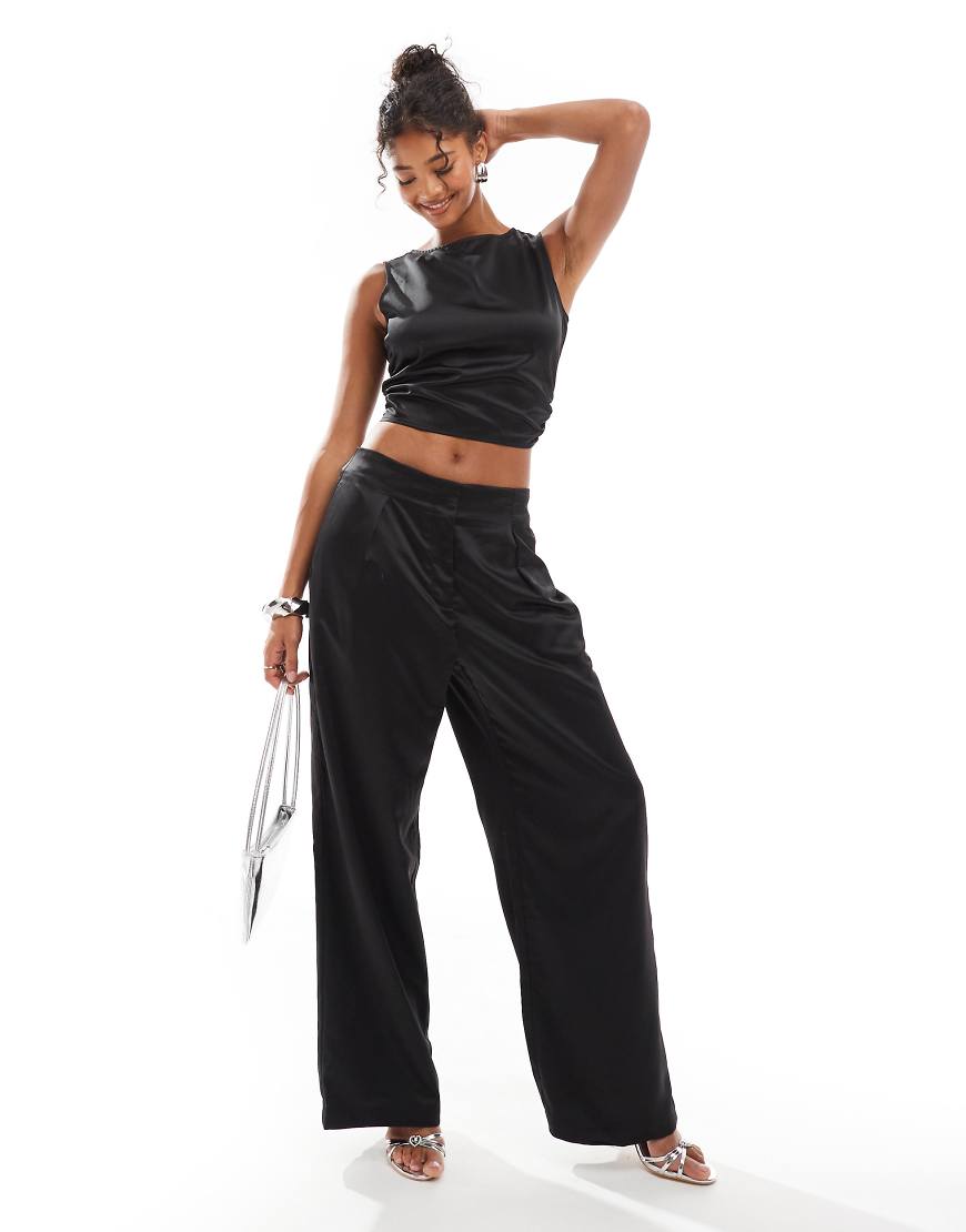 Vero Moda - Satinhose in Schwarz mit weitem Schnitt, Kombiteil Vero Moda - Satinhose in Schwarz mit weitem Schnitt, Kombiteil von Vero Moda
