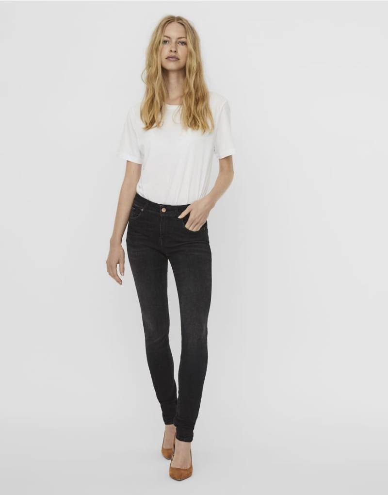 Vero Moda - Schmal geschnittene Jeans in Schwarz von Vero Moda
