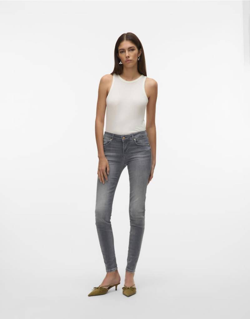 Vero Moda - Schmale Jeans aus mittelgrauem Denim von Vero Moda