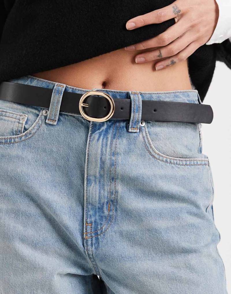 Vero Moda - Schmaler Gürtel aus Kunstleder in Schwarz mit ovaler Schnalle in Goldoptik von Vero Moda