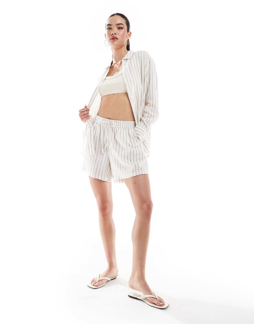 Vero Moda - Shorts aus Leinenmix in Weiß mit braunen Streifen, Kombiteil Vero Moda - Shorts aus Leinenmix in Weiß mit braunen Streifen, Kombiteil von Vero Moda