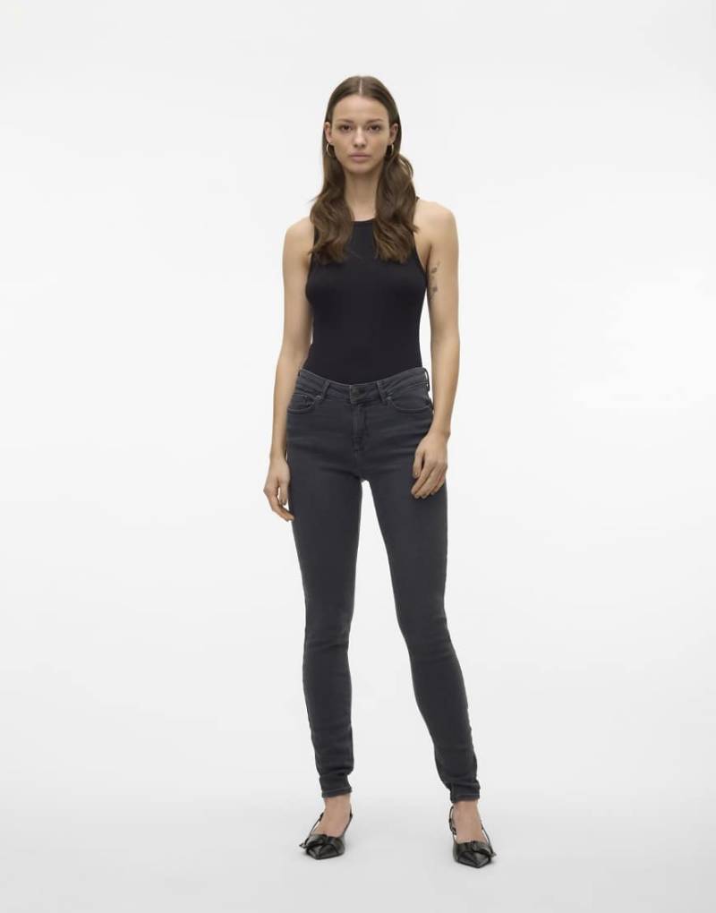 Vero Moda - Skinny Fit Jeans in Dunkelgrau von Vero Moda