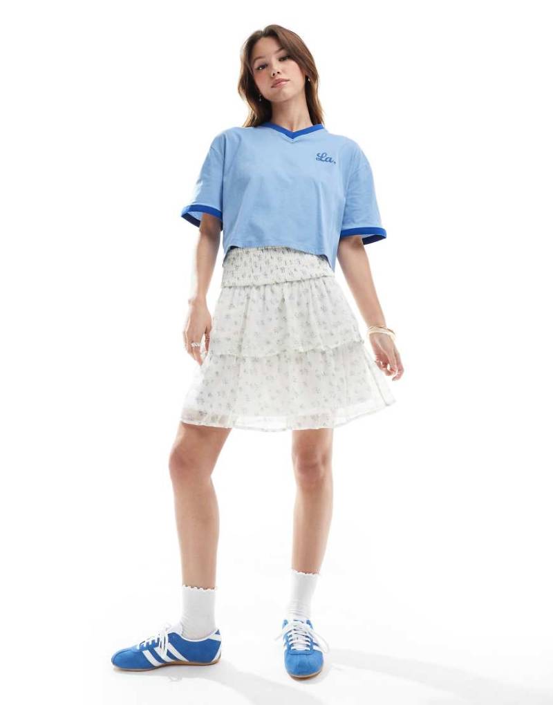 Vero Moda - Smilla - Gestufter Minirock mit Blümchenmuster in Blau-Weiß von Vero Moda