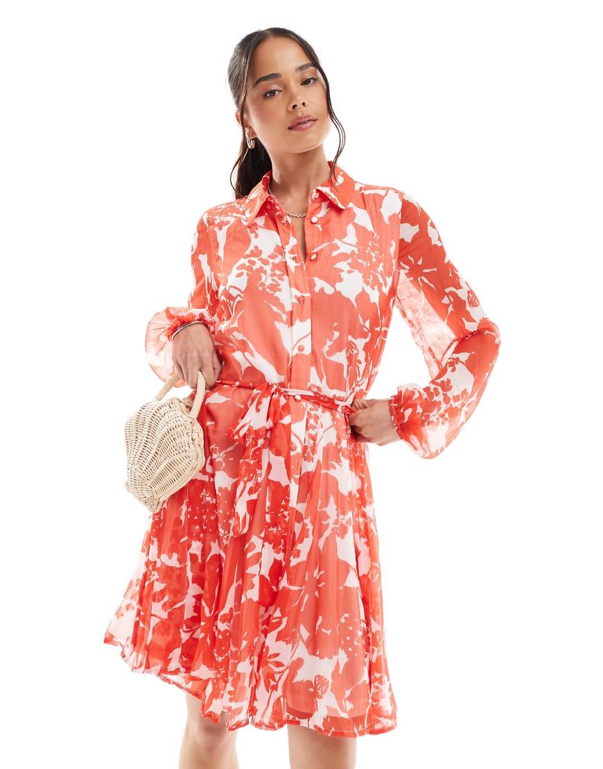Vero Moda - Smilla - Schwingendes Hemdkleid in Rot geblümt mit Gürtel von Vero Moda