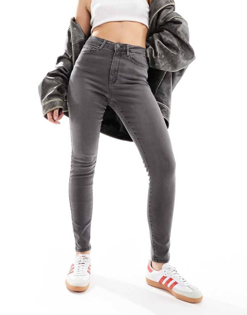 Vero Moda - Sophia - Eng geschnittene Jeans in verwaschenem Grau mit hohem Bund von Vero Moda
