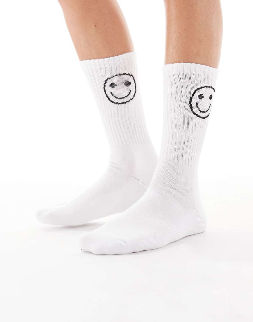 Vero Moda - Sportliche, gerippte Socken in Weiß und Schokobraun mit Smiley-Motiv Vero Moda - Sportliche, gerippte Socken in Weiß und Schokobraun mit Smiley-Motiv von Vero Moda