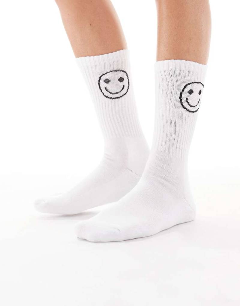 Vero Moda - Sportliche, gerippte Socken in Weiß und Schokobraun mit Smiley-Motiv von Vero Moda