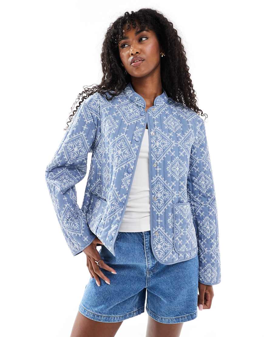 Vero Moda - Steppjacke in Blau mit Geo-Print Vero Moda - Steppjacke in Blau mit Geo-Print von Vero Moda