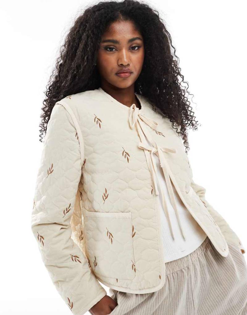 Vero Moda - Steppjacke in Cremeweiß mit gebundener Vorderseite von Vero Moda