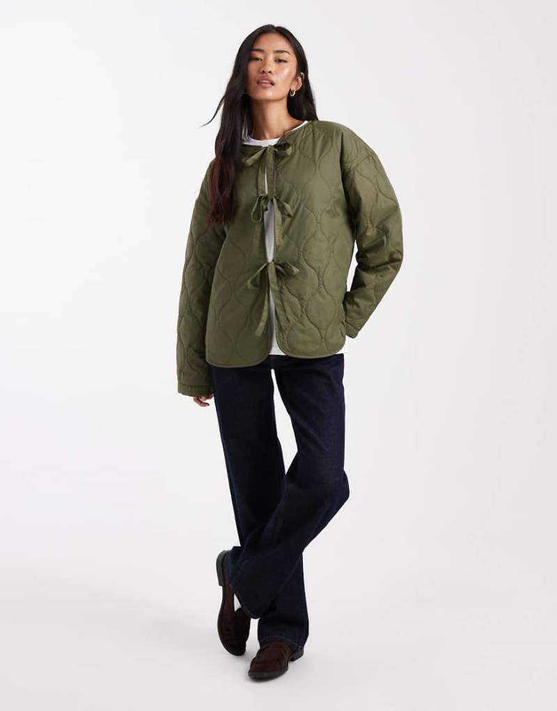 Vero Moda - Steppjacke in Dunkelgrün mit gebundener Vorderseite von Vero Moda