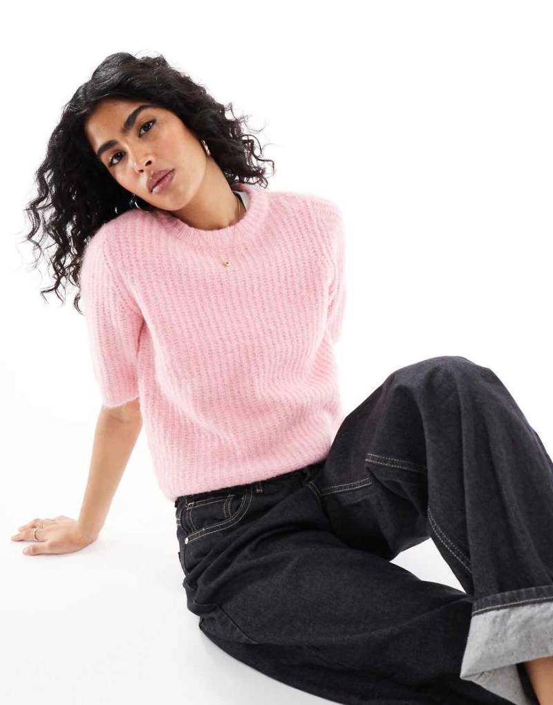 Vero Moda - Strick-T-Shirt in Rosa mit grober Rippenstruktur Vero Moda - Strick-T-Shirt in Rosa mit grober Rippenstruktur von Vero Moda
