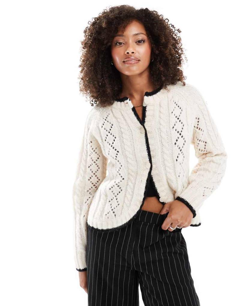 Vero Moda - Strickjacke in Creme mit durchbrochenem Muster und kontrastierender Paspelierung-Weiß von Vero Moda