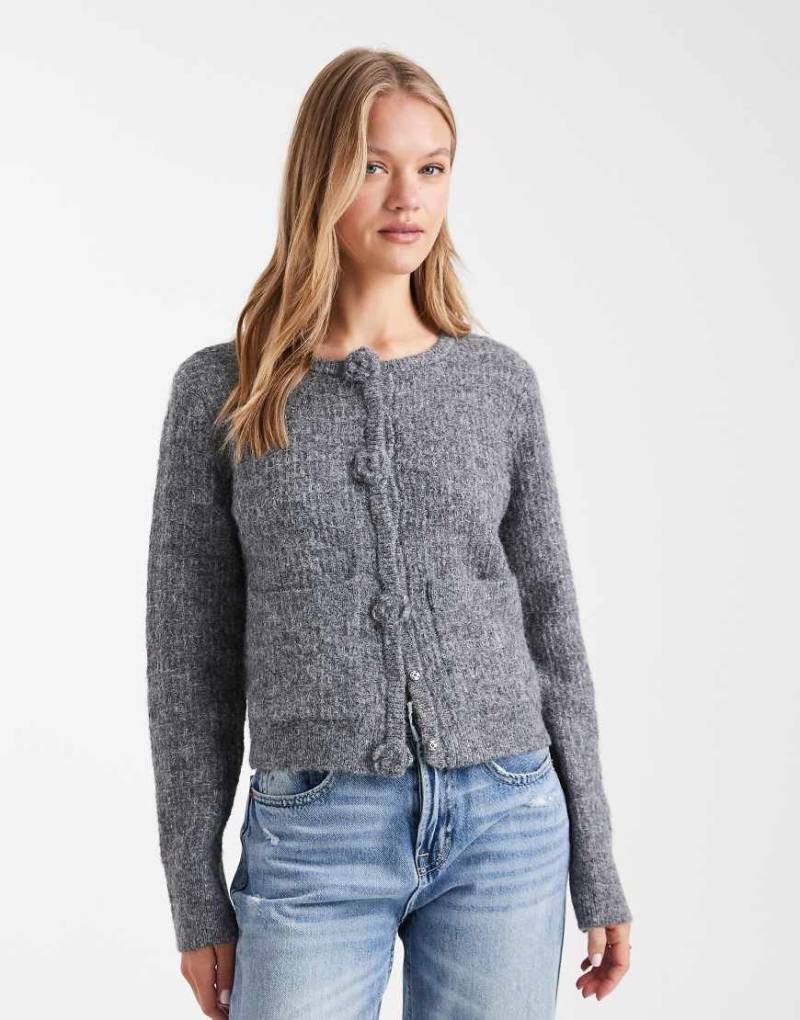Vero Moda - Strickjacke in Grau mit Knöpfen mit Rosenapplikation von Vero Moda