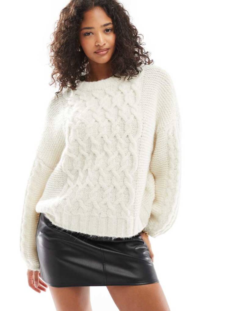 Vero Moda - Strickpullover in Cremeweiß mit dickem Zopfmuster von Vero Moda