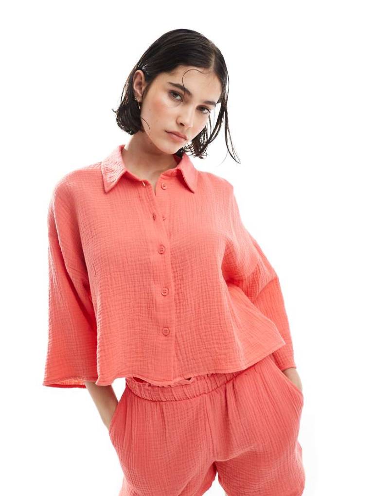 Vero Moda - Strukturierte Cropped-Hemdbluse in Korallenrot, Kombiteil von Vero Moda