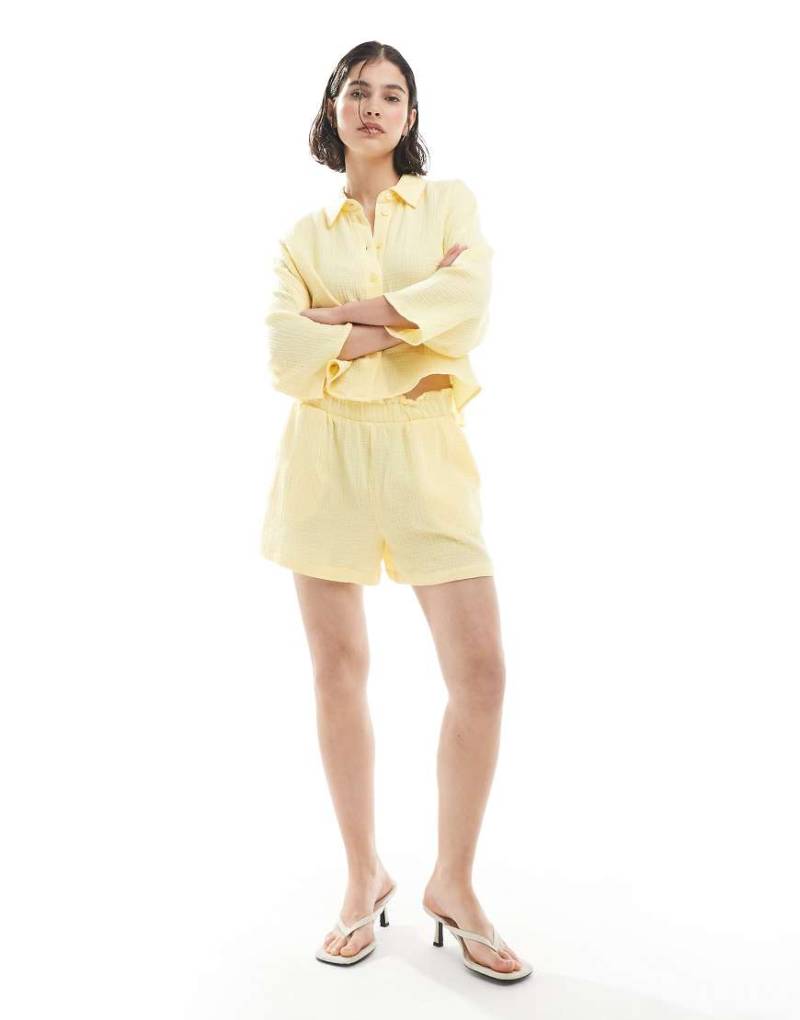 Vero Moda - Strukturierte Shorts in Blassgelb, Kombiteil von Vero Moda