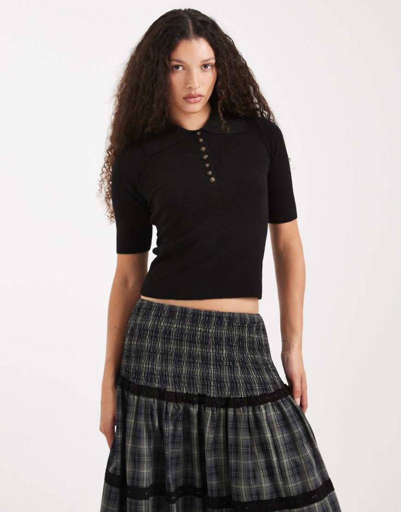 Vero Moda - Strukturiertes Halbarm-Polohemd in Schwarz aus Strick mit Knopfleiste von Vero Moda