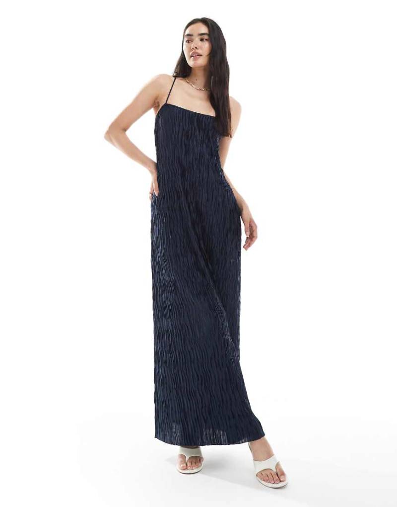 Vero Moda - Strukturiertes und plissiertes Camisole-Maxikleid in Marineblau von Vero Moda