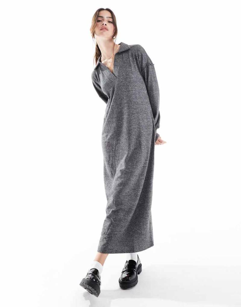 Vero Moda - Superweiches, knöchellanges Kleid in Dunkelgrau meliert mit Polokragen Vero Moda - Superweiches, knöchellanges Kleid in Dunkelgrau meliert mit Polokragen von Vero Moda