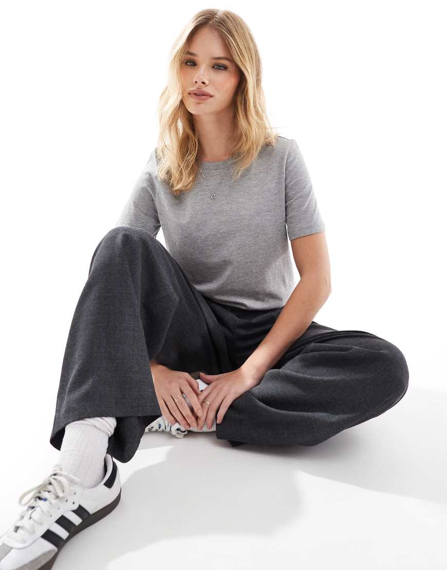Vero Moda - T-Shirt in Hellgrau meliert Vero Moda - T-Shirt in Hellgrau meliert von Vero Moda