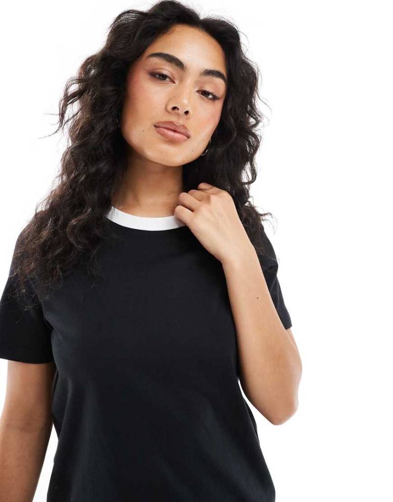 Vero Moda - T-Shirt in Schwarz mit kontrastierendem Ausschnitt von Vero Moda