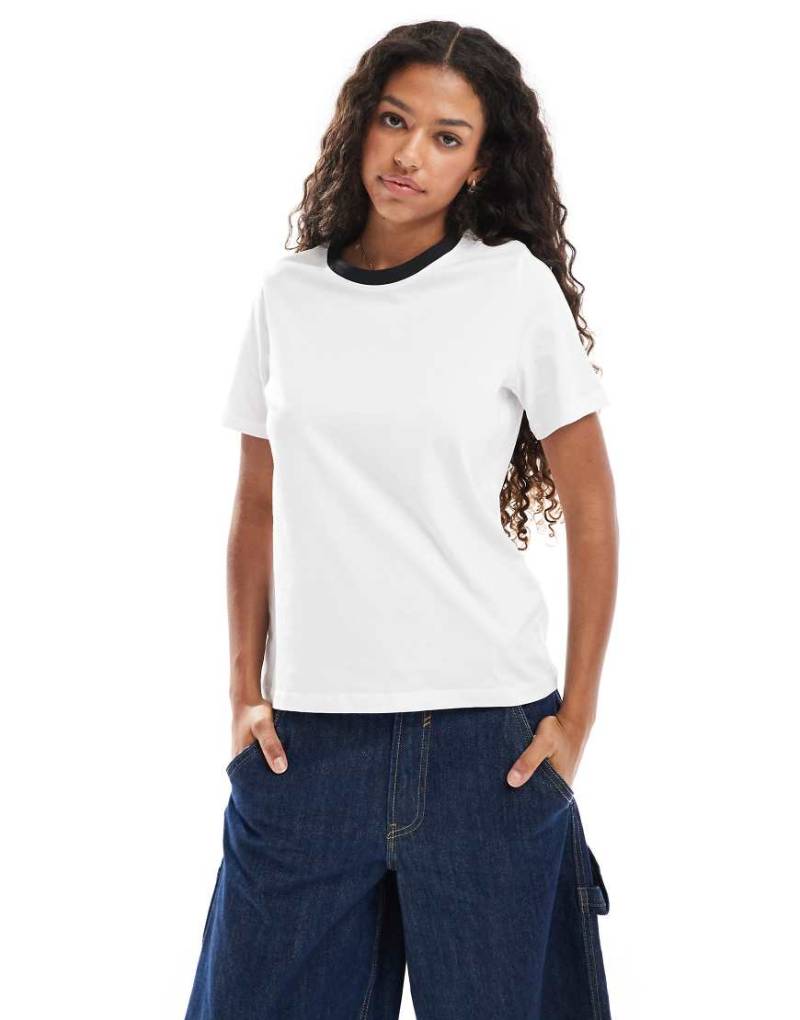Vero Moda - T-Shirt in Weiß mit Ausschnitt in Kontrastfarbe von Vero Moda