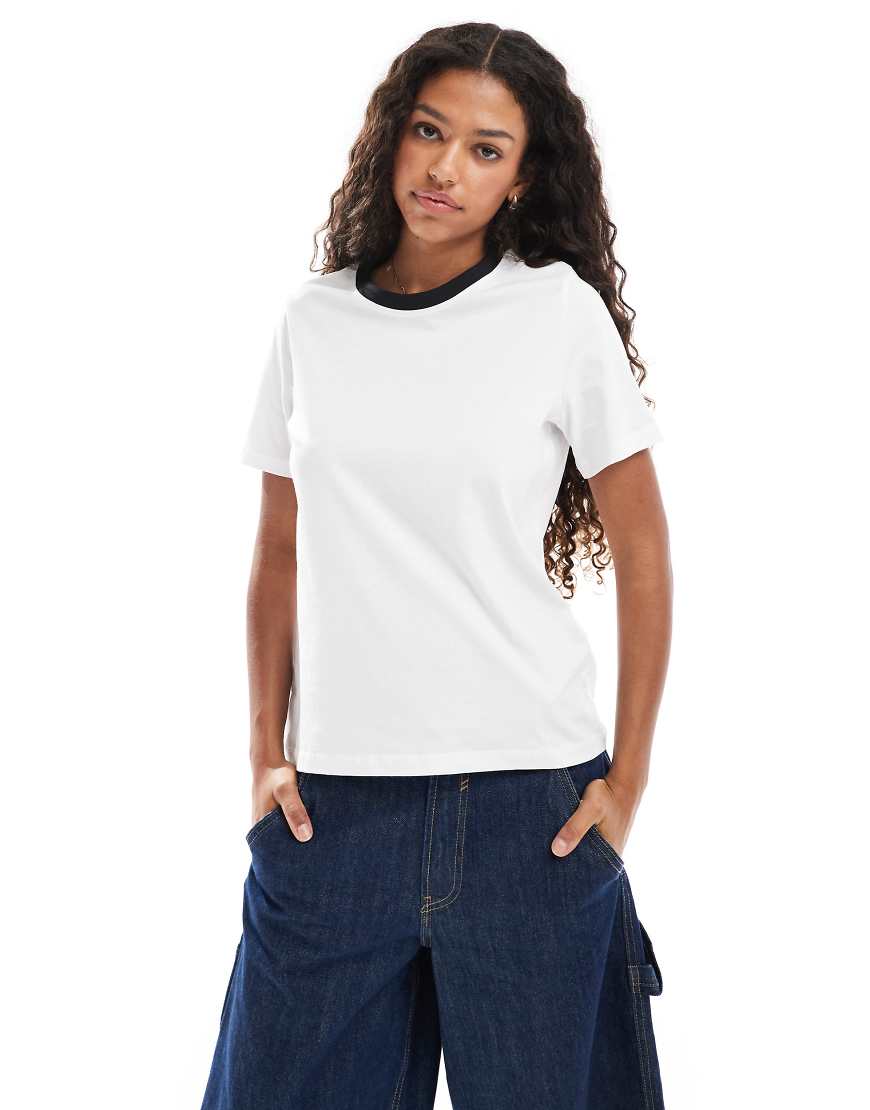 Vero Moda - T-Shirt in Weiß mit Ausschnitt in Kontrastfarbe von Vero Moda
