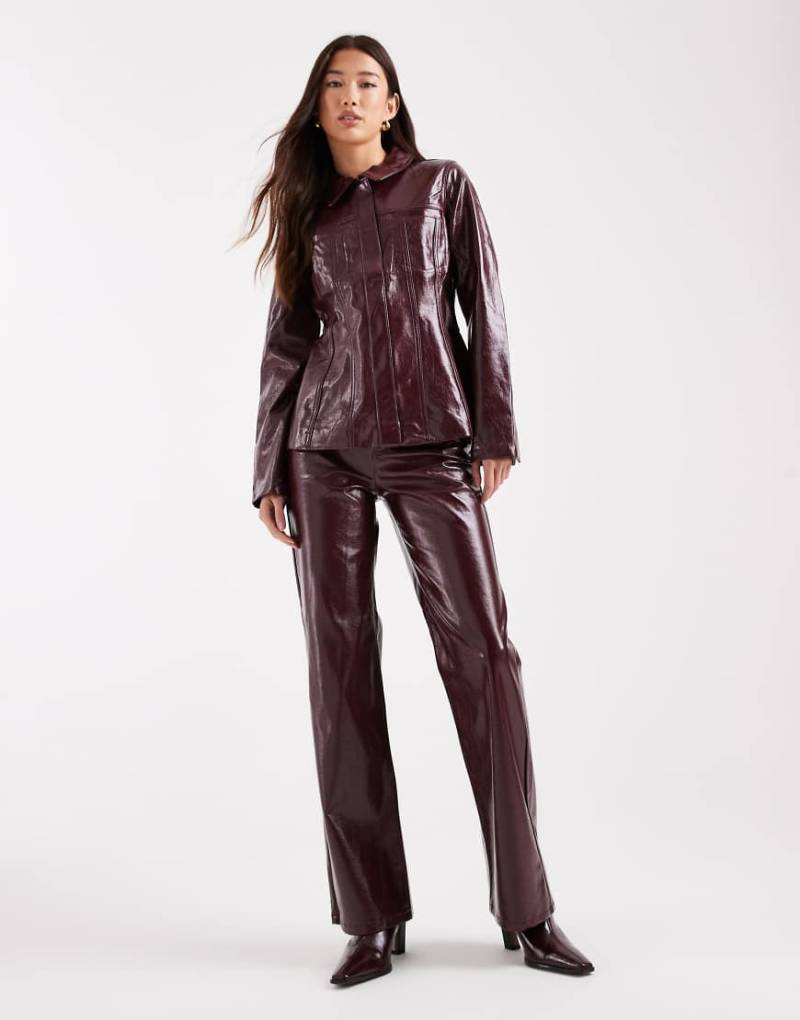 Vero Moda - Tessa - Hose aus glänzendem Kunstleder in Burgunderrot mit hohem Bund und weitem Bein, Kombiteil Vero Moda - Tessa - Hose aus glänzendem Kunstleder in Burgunderrot mit hohem Bund und weitem Bein, Kombiteil von Vero Moda