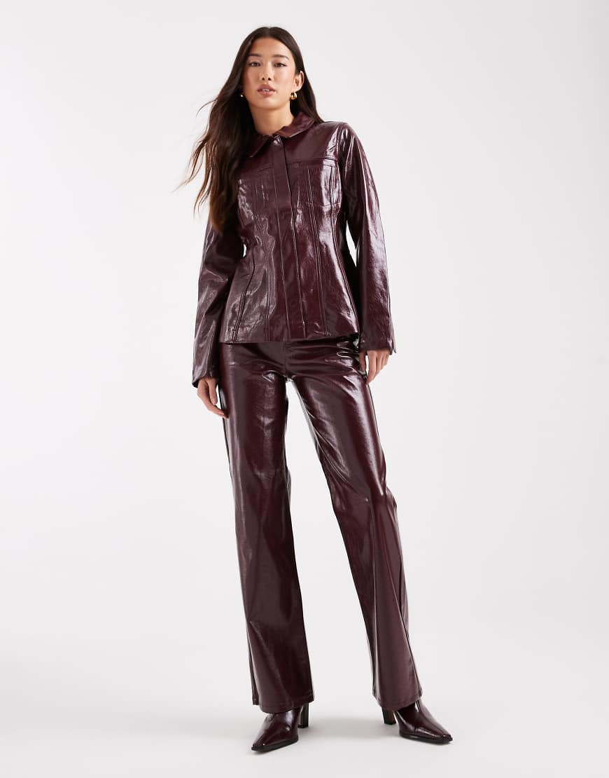 Vero Moda - Tessa - Hose aus glänzendem Kunstleder in Burgunderrot mit hohem Bund und weitem Bein, Kombiteil von Vero Moda