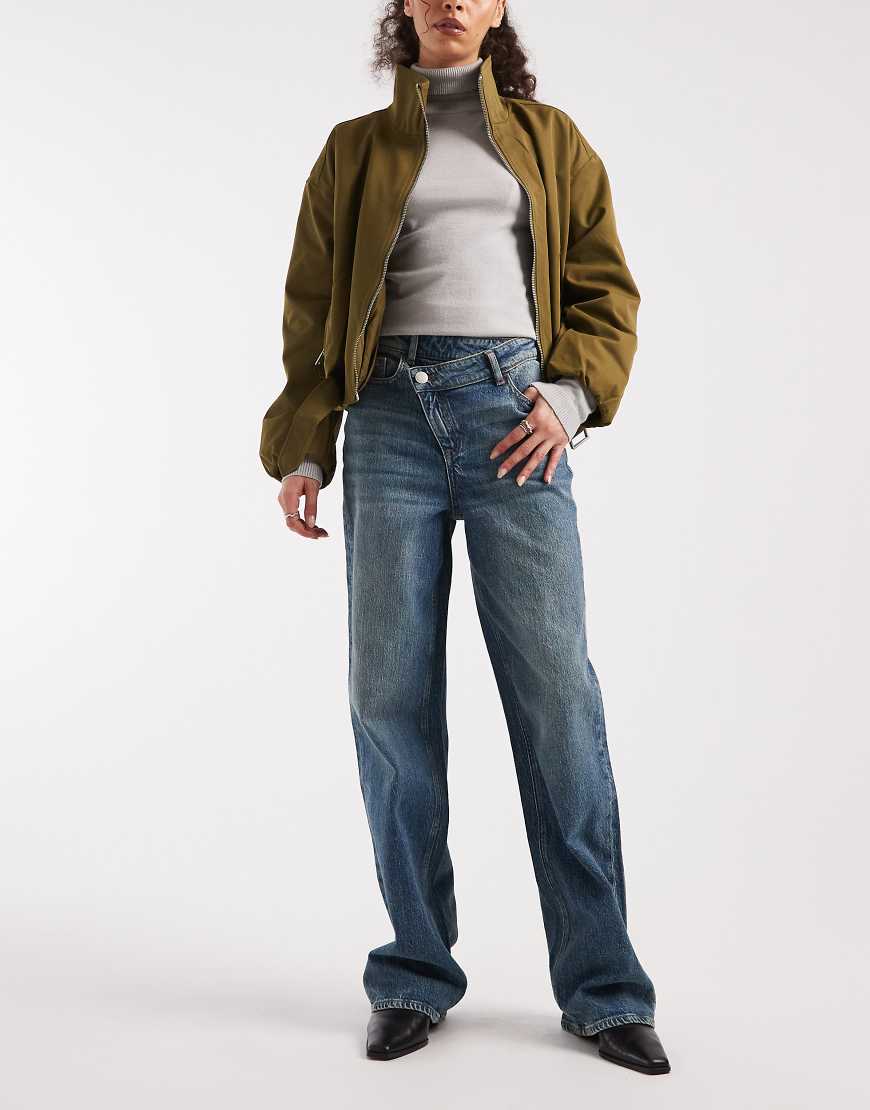 Vero Moda - Tessa - Jeans in verwaschenem Mittelblau mit asymmetrischer Taille und weitem Bein von Vero Moda