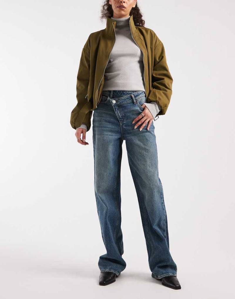 Vero Moda - Tessa - Jeans in verwaschenem Mittelblau mit asymmetrischer Taille und weitem Bein von Vero Moda