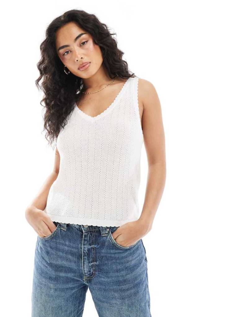 Vero Moda - Trägertop aus Pointelle-Strick in Weiß mit Lochmuster und Muschelsaum von Vero Moda