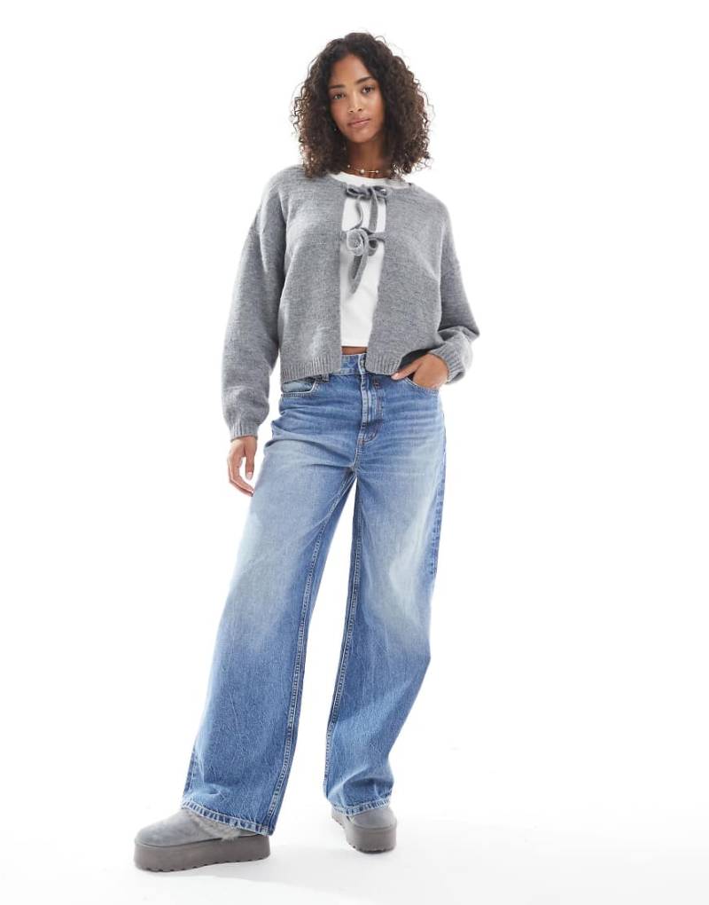 Vero Moda - Vorne gebundene, strukturierte Strickjacke in Dunkelgrau von Vero Moda