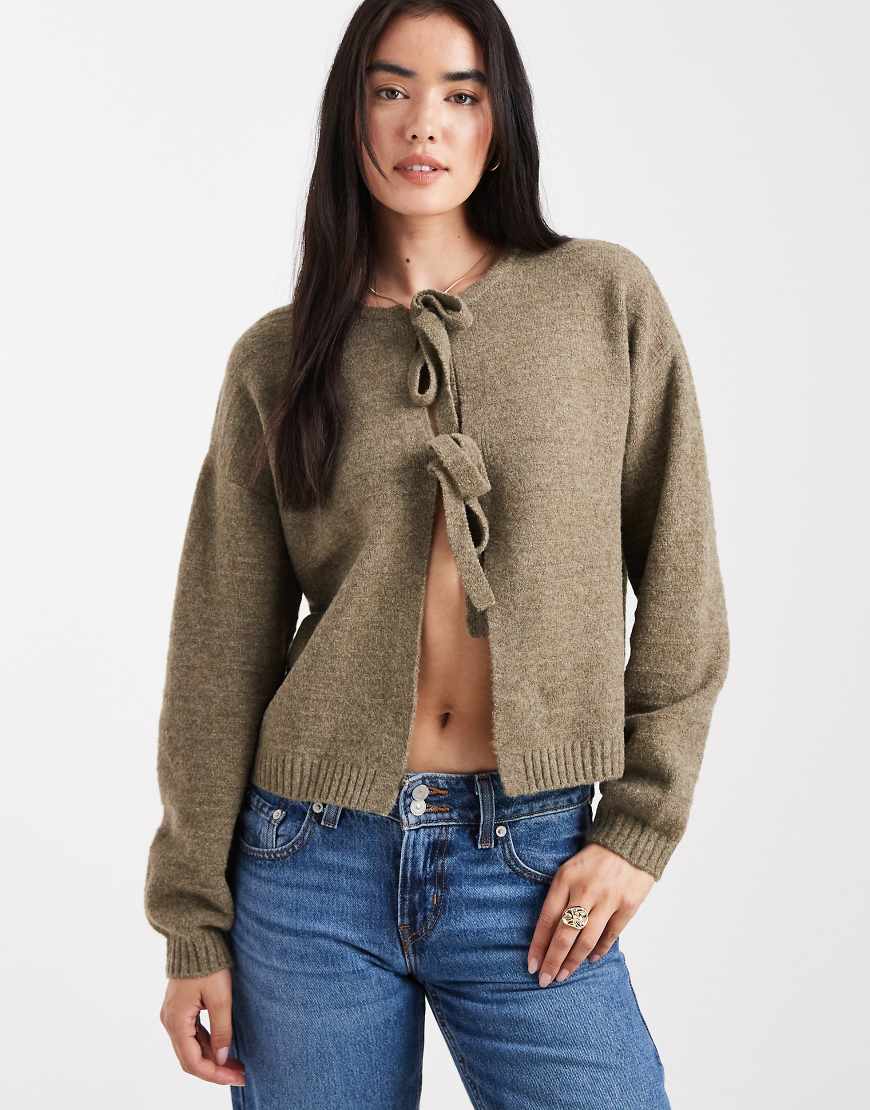 Vero Moda - Vorne gebundene, strukturierte Strickjacke in Olivgrün von Vero Moda