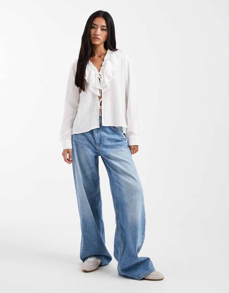 Vero Moda - Vorne gebundene Boho-Bluse in Weiß mit Rüschenkragen von Vero Moda