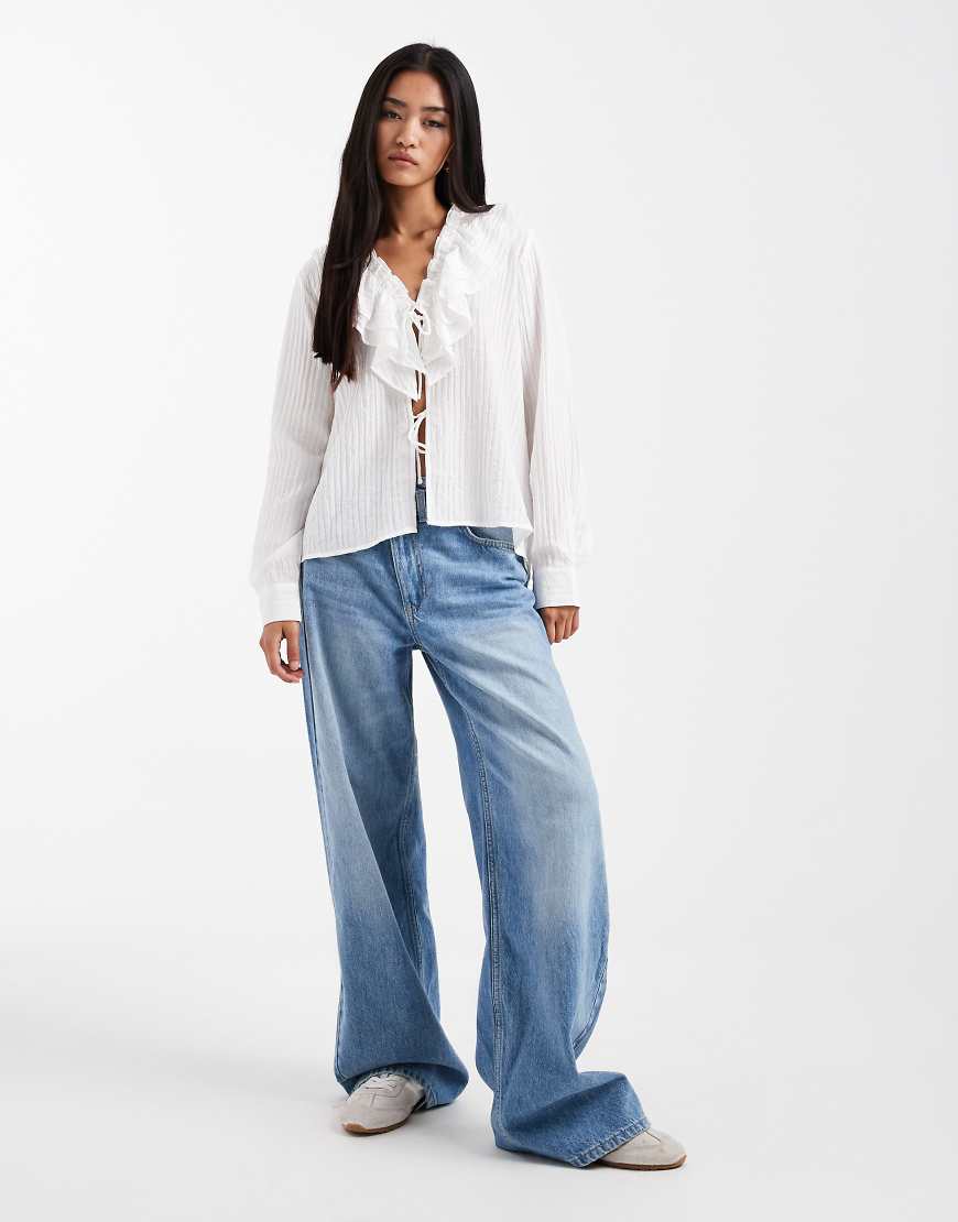 Vero Moda - Vorne gebundene Boho-Bluse in Weiß mit Rüschenkragen von Vero Moda