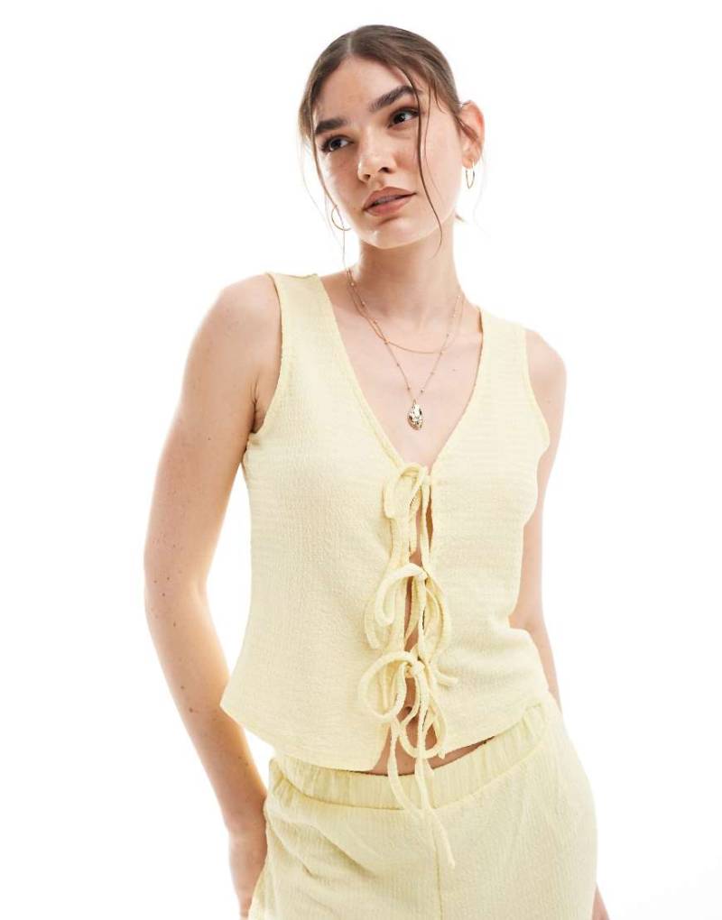 Vero Moda - Vorne gebundenes Oberteil aus strukturiertem Jersey in blassem Zitronengelb, Kombiteil von Vero Moda