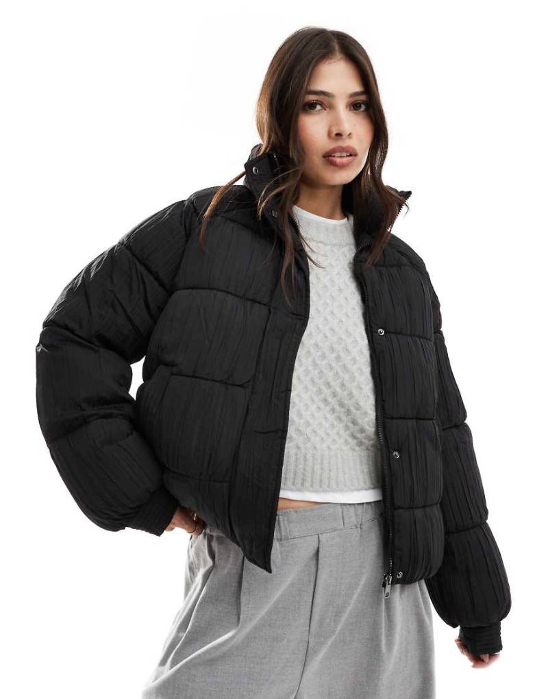 Vero Moda - Wattierter, plissierter Kurzmantel in strukturiertem Schwarz von Vero Moda
