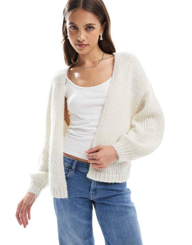Vero Moda - Weiche, flauschige, offene Strickjacke in Cremeweiß von Vero Moda