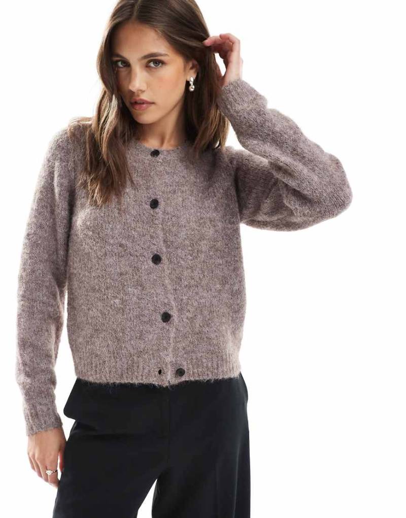 Vero Moda - Weiche, flauschige Strickjacke in meliertem Fossil-Braun mit Rundhalsausschnitt von Vero Moda