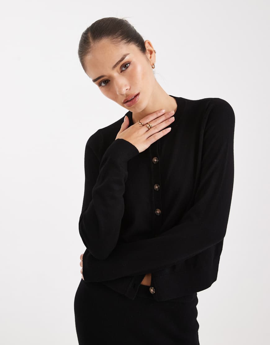 Vero Moda - Weiche Strickjacke in Schwarz mit Knopfleiste, Kombiteil Vero Moda - Weiche Strickjacke in Schwarz mit Knopfleiste, Kombiteil von Vero Moda