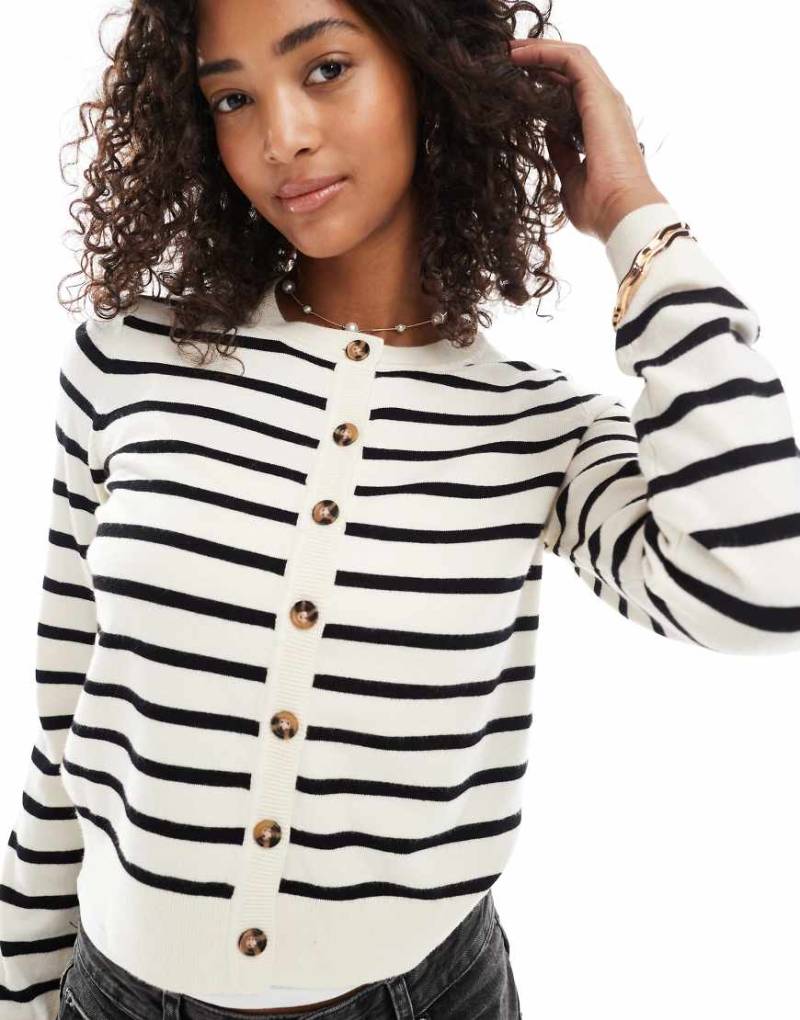 Vero Moda - Weiche Strickjacke in cremeweiß und schwarz gestreift mit Knopfleiste von Vero Moda