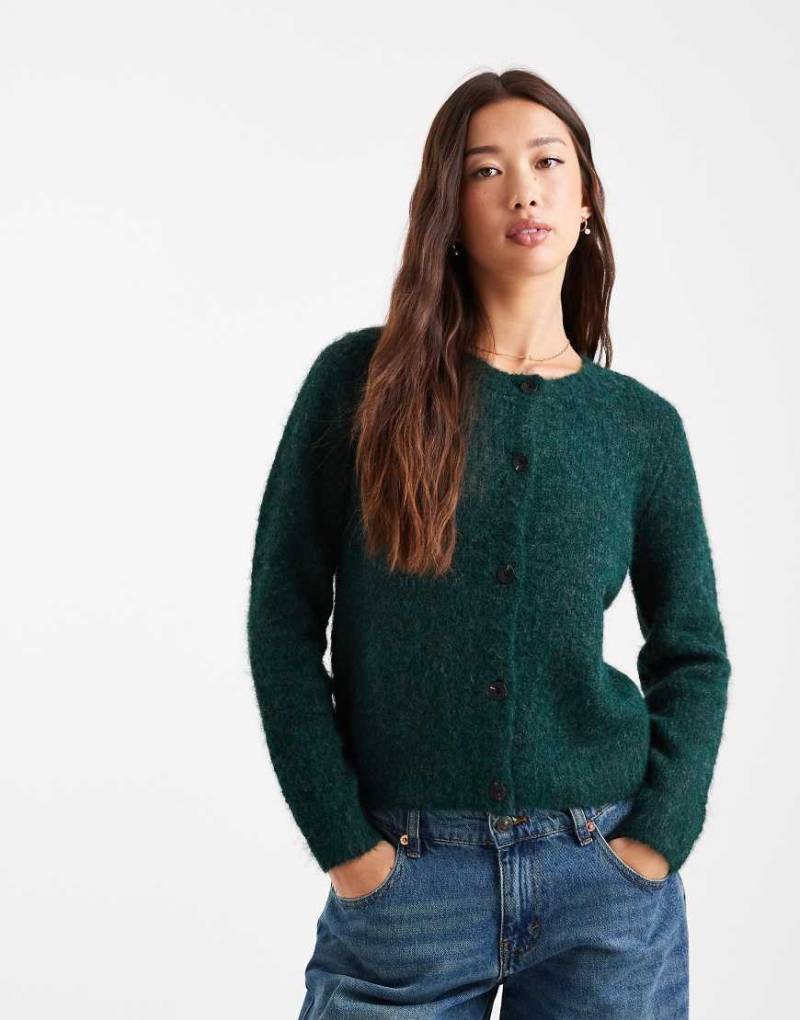 Vero Moda - Weicher, flauschiger Cardigan in Tannengrün mit Rundhalsausschnitt von Vero Moda