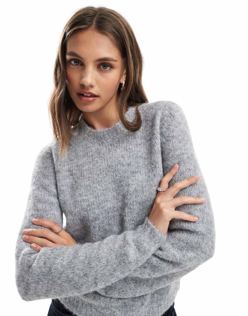 Vero Moda - Weicher, flauschiger Pullover in Grau meliert mit Rundhalsausschnitt von Vero Moda